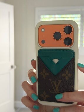 Louis Vuitton magsafe green card holder